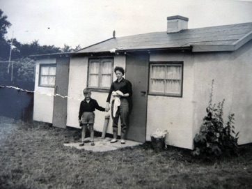 VIKKEVEJ 1 - Jan Blik og hans mor. 1950erne.jpg VIKKEVEJ 1 - Jan Blik og hans mor. 1950erne.jpg